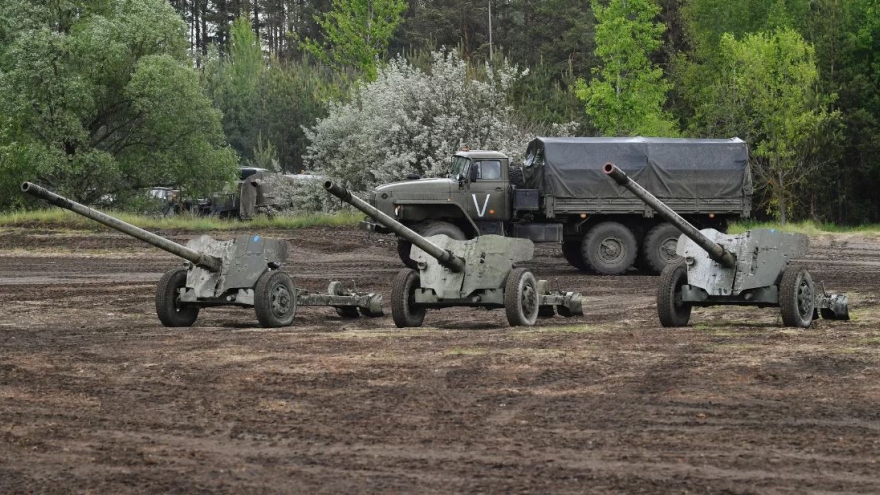 Pháo chống tăng MT-12 Rapira của Nga khai hỏa nhằm vào các vị trí của Ukraine